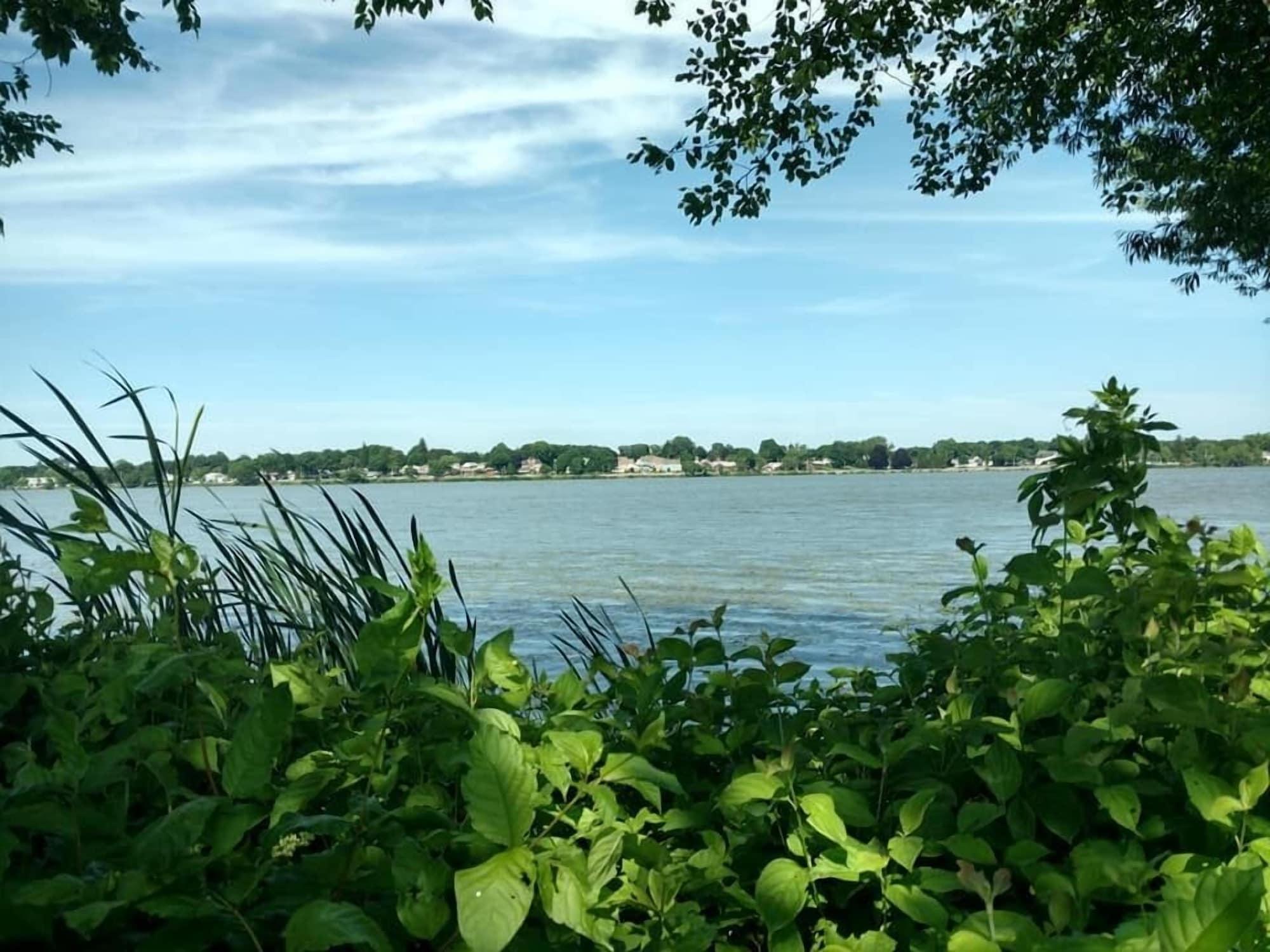 Lakeside Inn Уэйкфилд Экстерьер фото